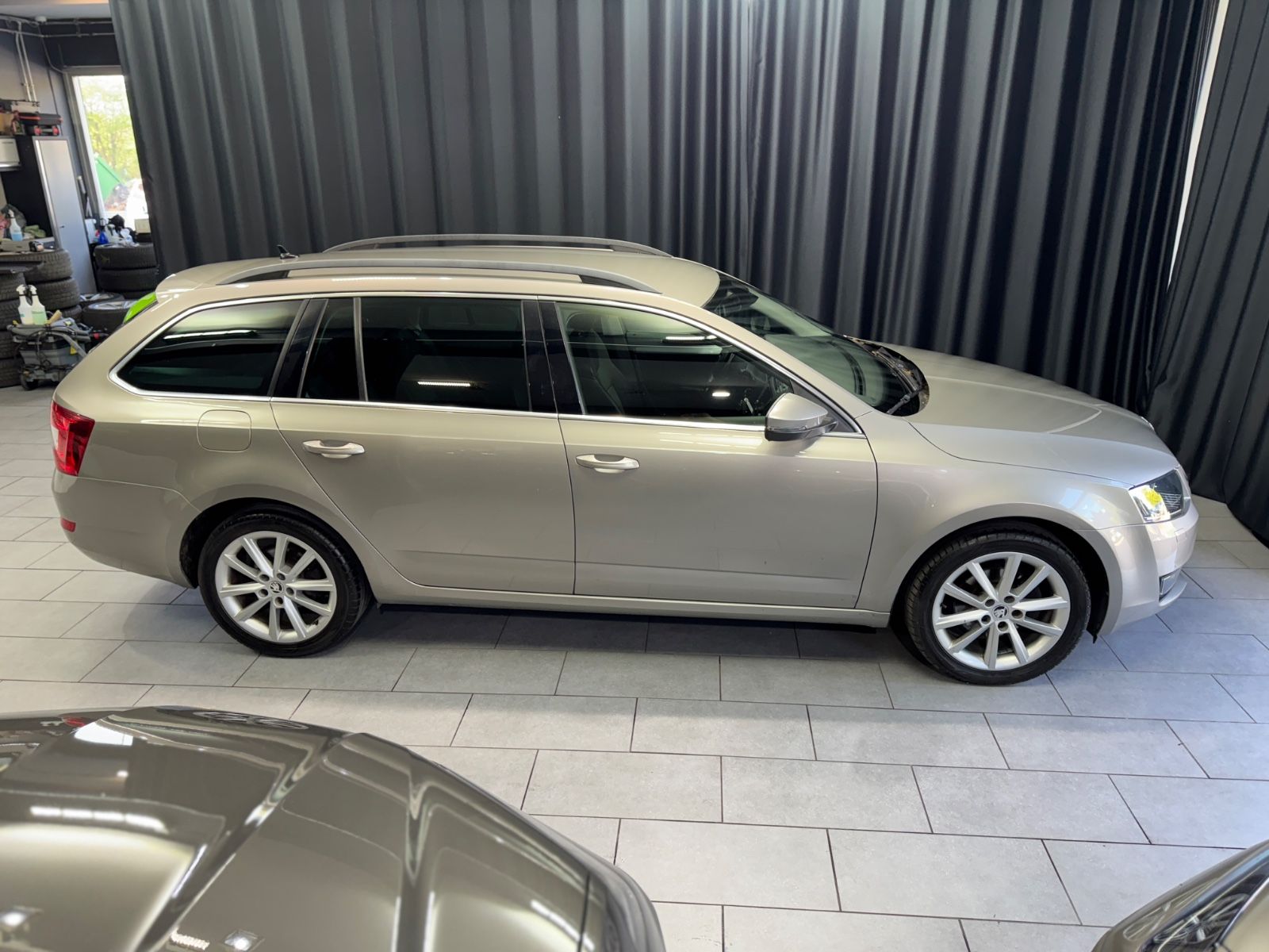 Fahrzeugabbildung SKODA Octavia Combi Elegance 4x4|NAVI|XENON|AHK|
