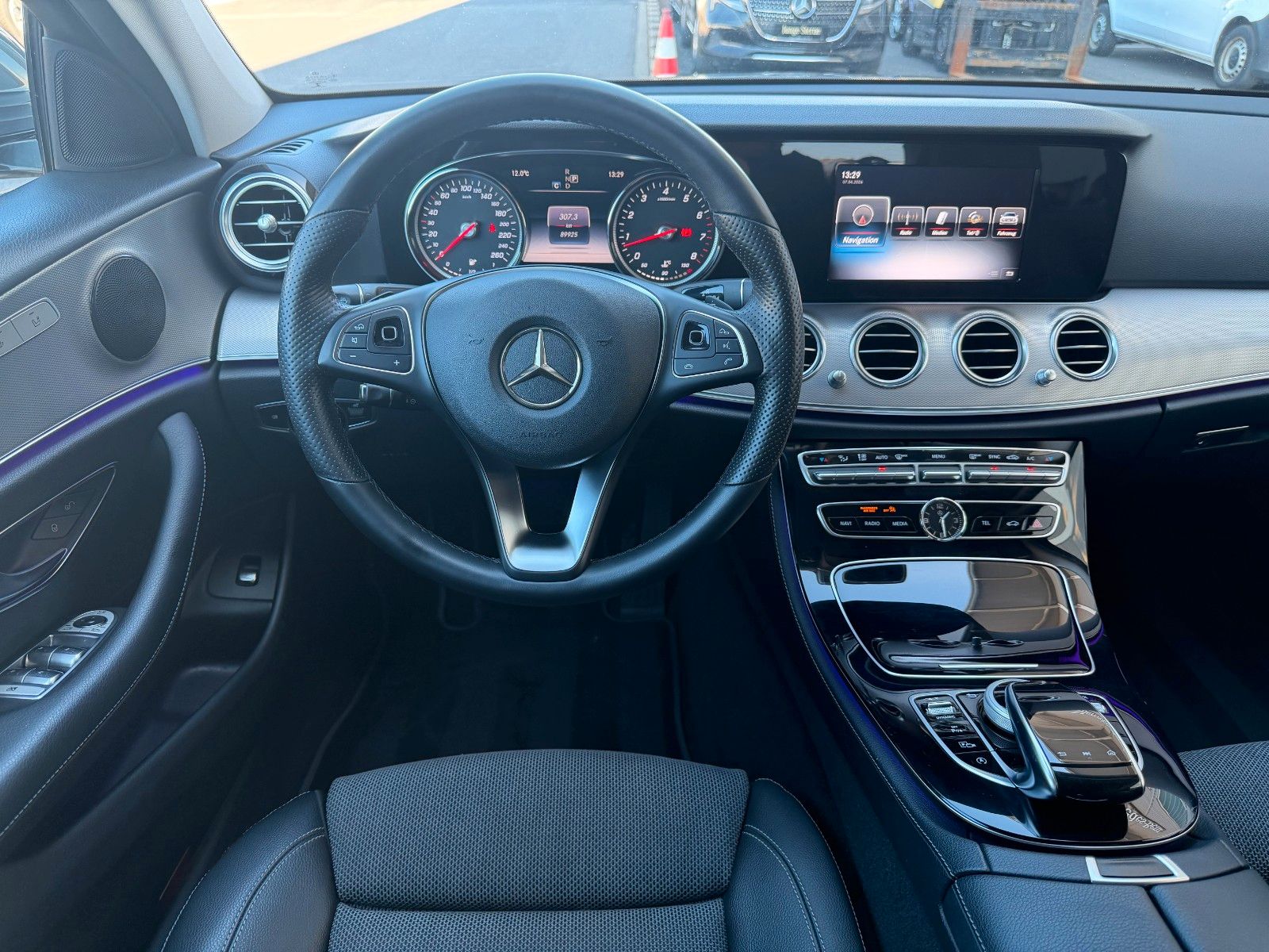 Fahrzeugabbildung Mercedes-Benz E 200 Avantgarde+RFK+Multibeam+Ambiente+