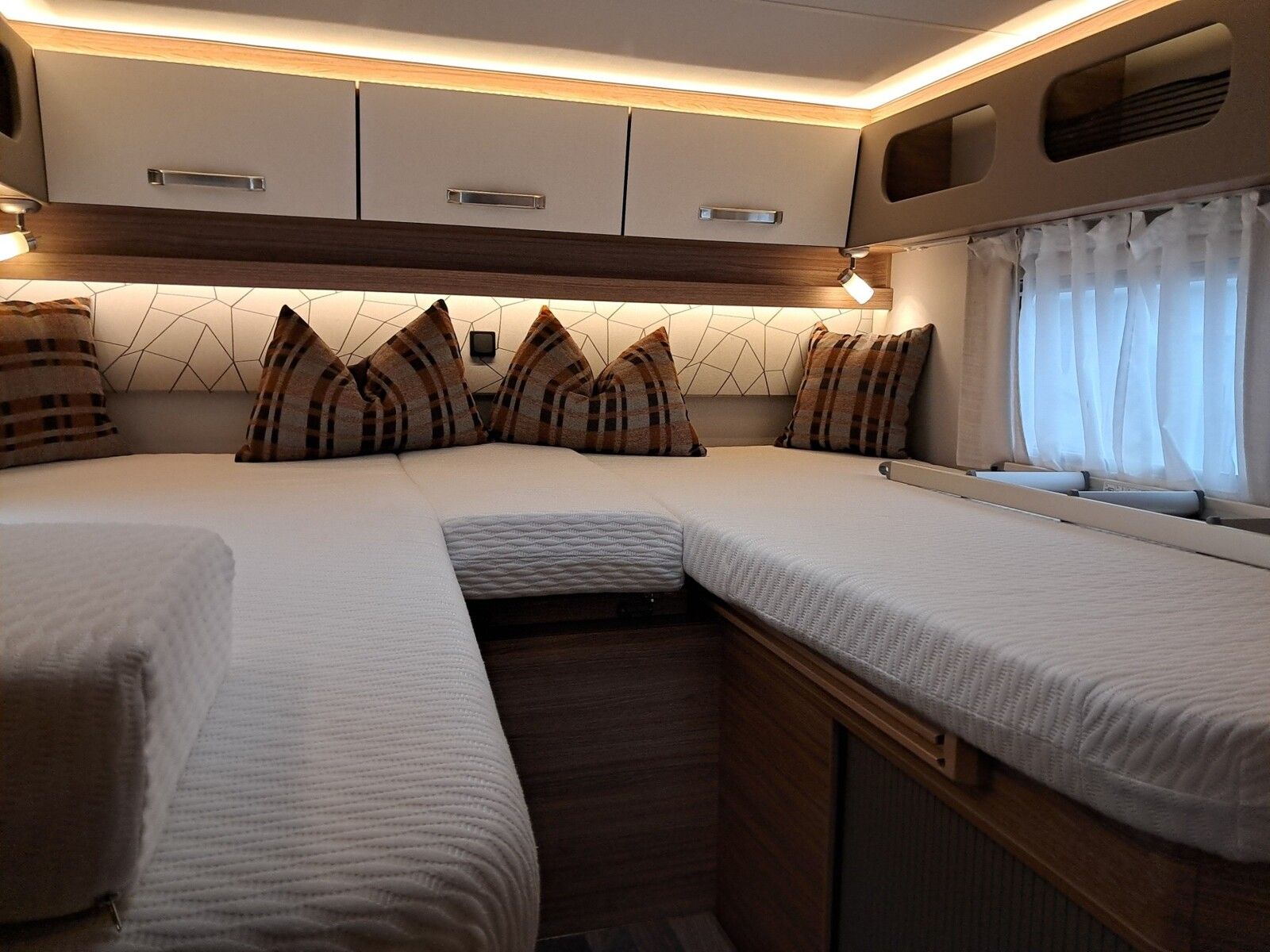 Fahrzeugabbildung Weinsberg CaraCompact Suite MB EDITION PEPPER 640 MEG AHK