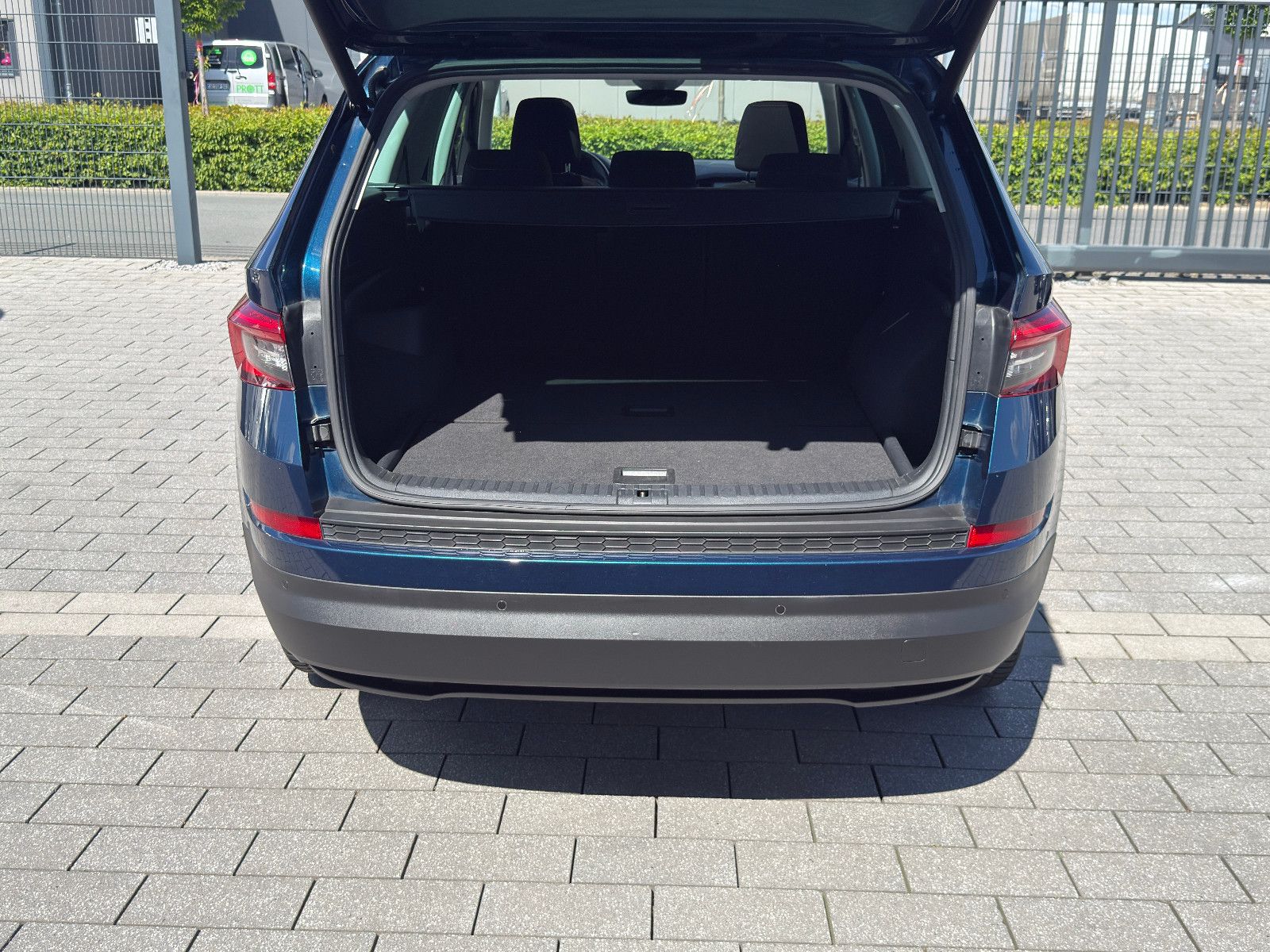 Fahrzeugabbildung SKODA Kodiaq Clever Navi,Sitzh.v+h,Alu,DSG,360°