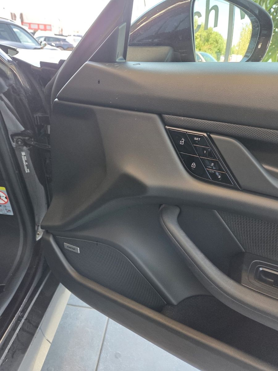 Fahrzeugabbildung Porsche Taycan/Sportsitze/Sportchrono/Innodrive