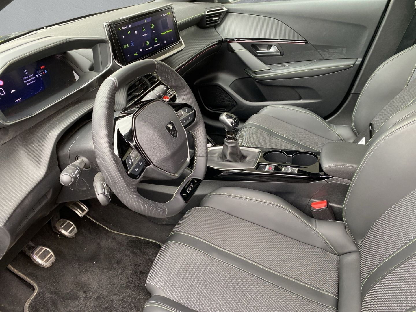 Fahrzeugabbildung Peugeot 208 GT 1.2 PureTech 100 EU6e *Navi*RFK*Sitzh.*LE