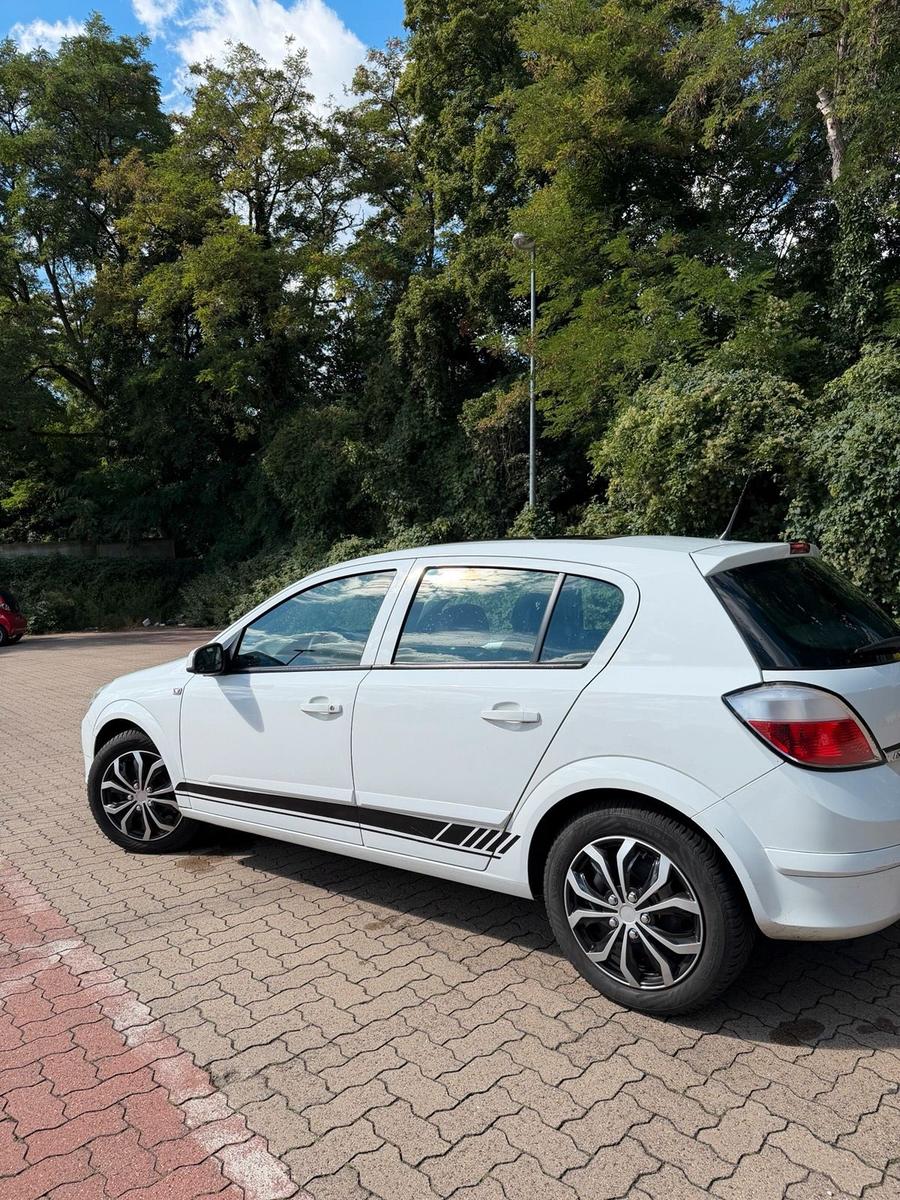 Opel Astra 2004 — engine 105 HP (77kW)