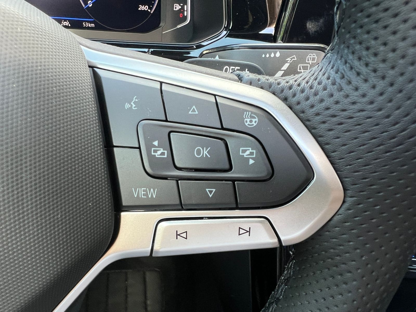 Fahrzeugabbildung Volkswagen T-Roc R-Line 1.5 TSI DSG *AHK, Pano, Black Style