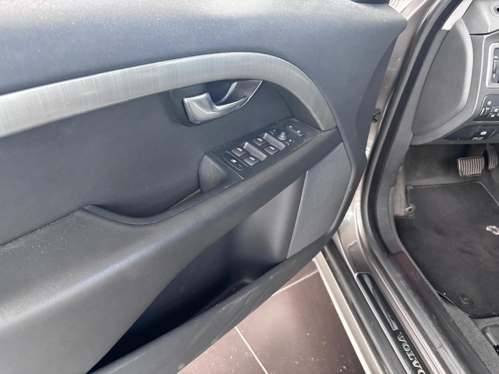 Fahrzeugabbildung Volvo V70 Kombi Momentum KLIMA NAVI ALU