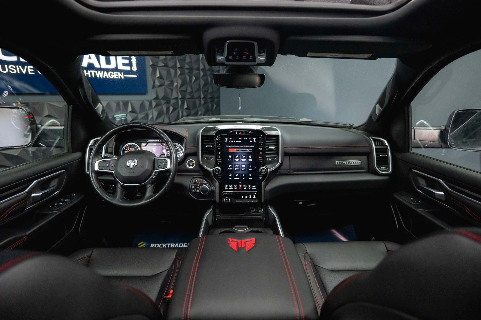 Fahrzeugabbildung Dodge RAM 5.7 V8 HEMI 4x4 OFFROAD Night-Edition *Pano*