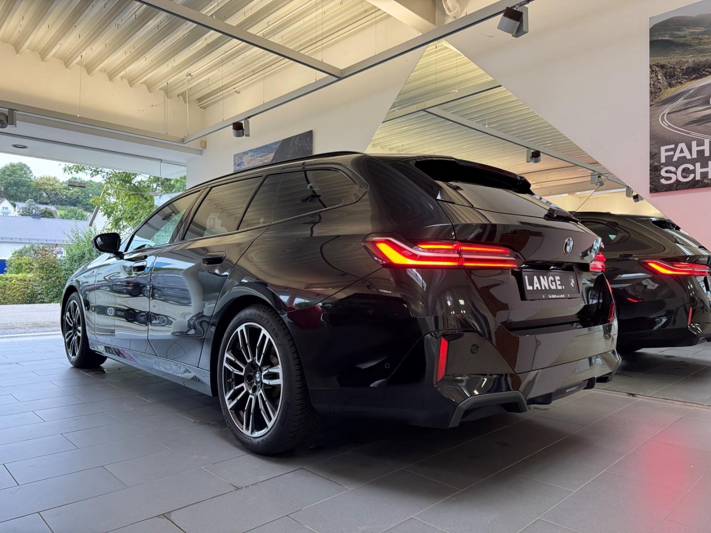 BMW 520 i MSPORT HEADUP+ANHÄNG.KUPPL.+STANDHZ.+PANO+