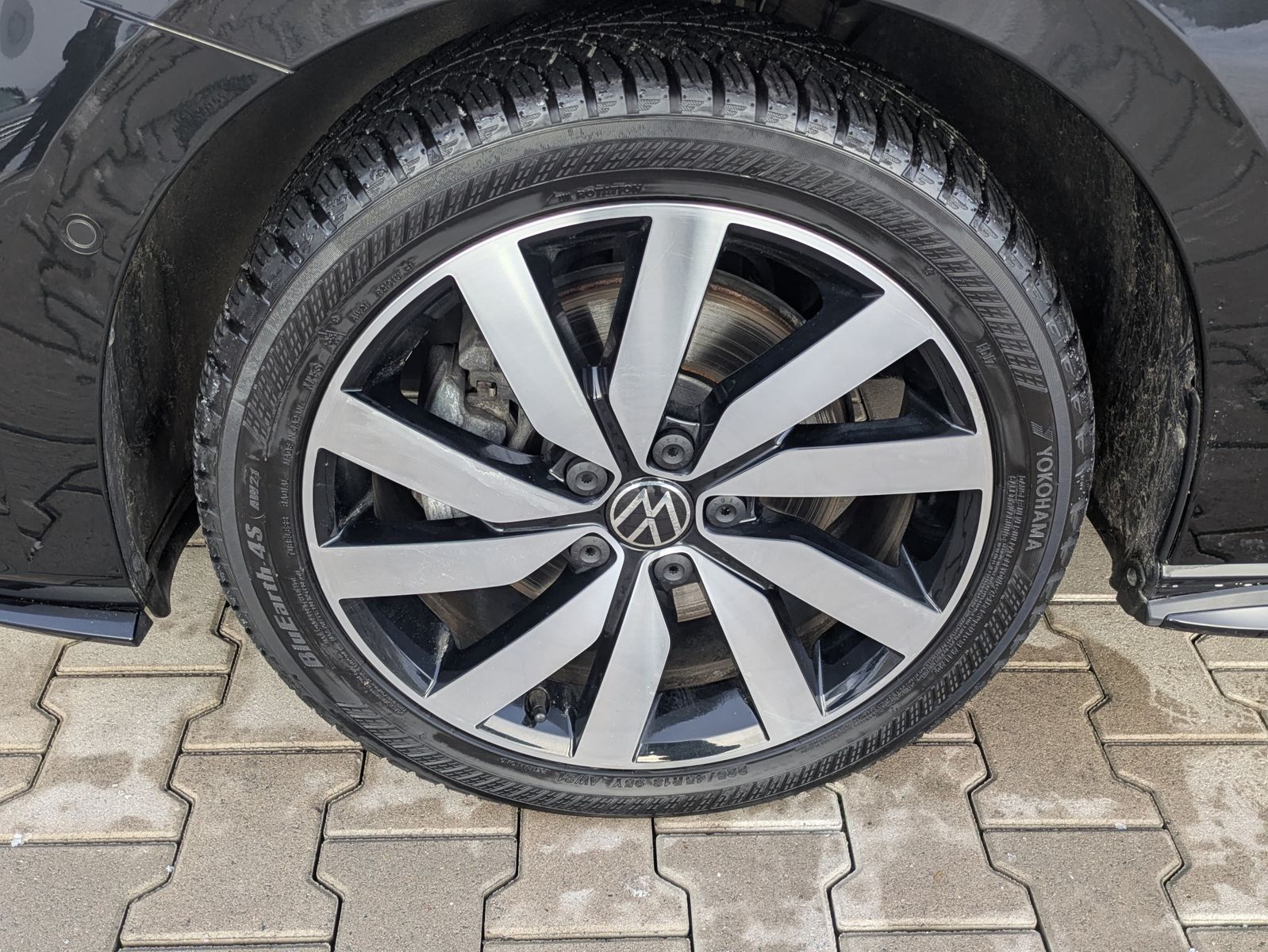 Fahrzeugabbildung Volkswagen Touran 2.0 DSG R-Line High BLACK Pano 7Si IQ AHK