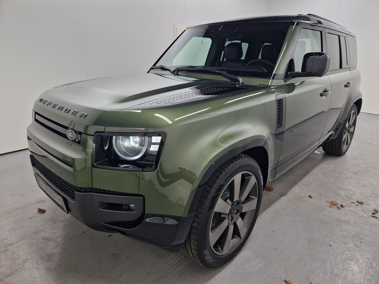 LAND ROVER Defender 110 D250 X-Dynamic SE AHK Pano 22-Zoll
