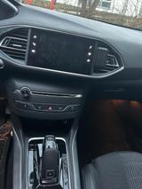 Peugeot 308 PureTech 130 EAT8 Allure Pack Allure Pack - Peugeot 308 von privat