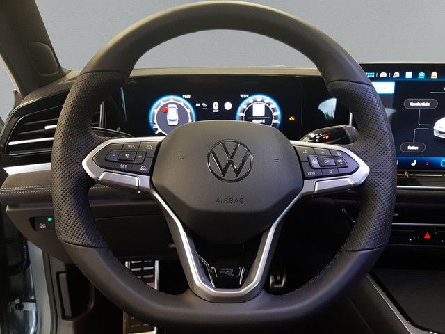 Fahrzeugabbildung Volkswagen Passat Variant 1,5 eTSi R-Line Black Pano AHK