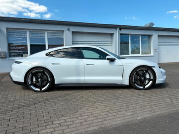 صورة 6 لـ 2020 Porsche TAYCAN
