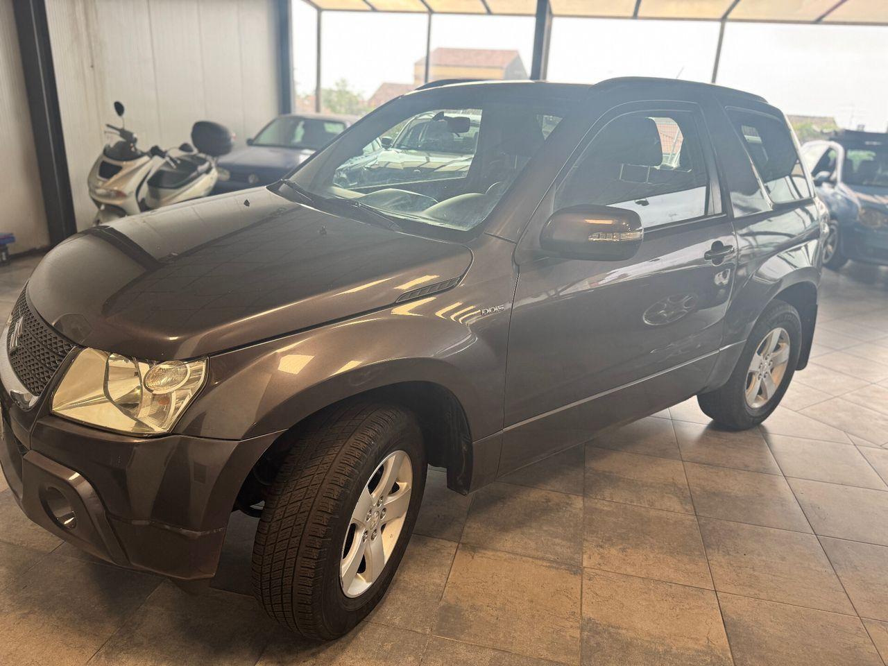 Suzuki Grand Vitara 2011 — rear view