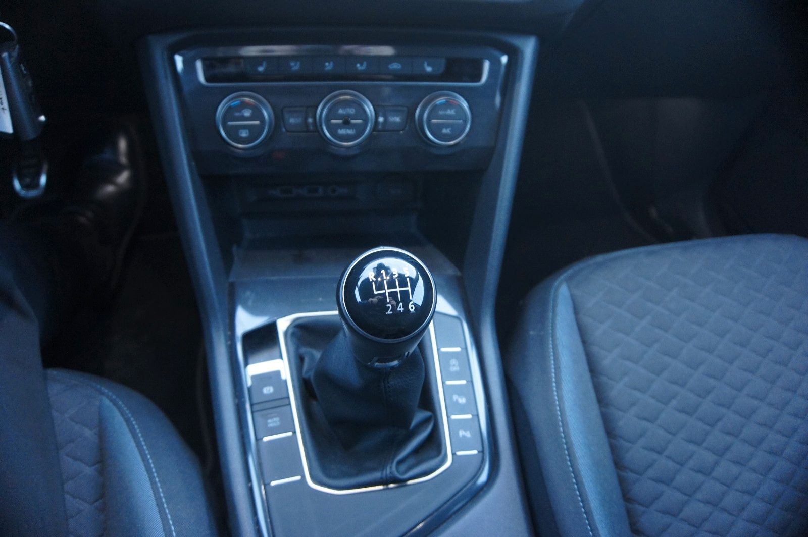 Fahrzeugabbildung Volkswagen Tiguan Allspace IQ.DRIVE Alu, GJ Reifen, met. La