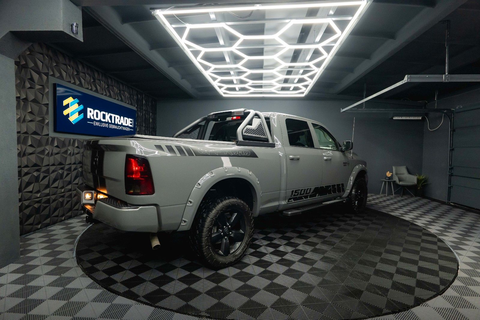 Fahrzeugabbildung Dodge RAM 5.7 V8 HEMI 4x4 OFFROAD Night-Paket LONGBED