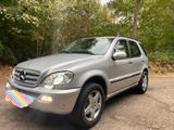 Mercedes-Benz ML 500  , 183000 km , Tüv , AU neu, Volllederaus - silberne Mercedes-Benz ML 500