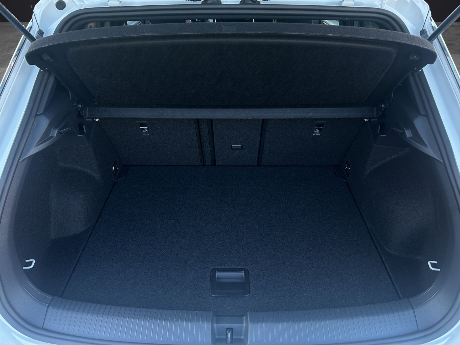 Fahrzeugabbildung Volkswagen T-Roc R-Line TSI IQ.Light ACC SH RearView AppCon
