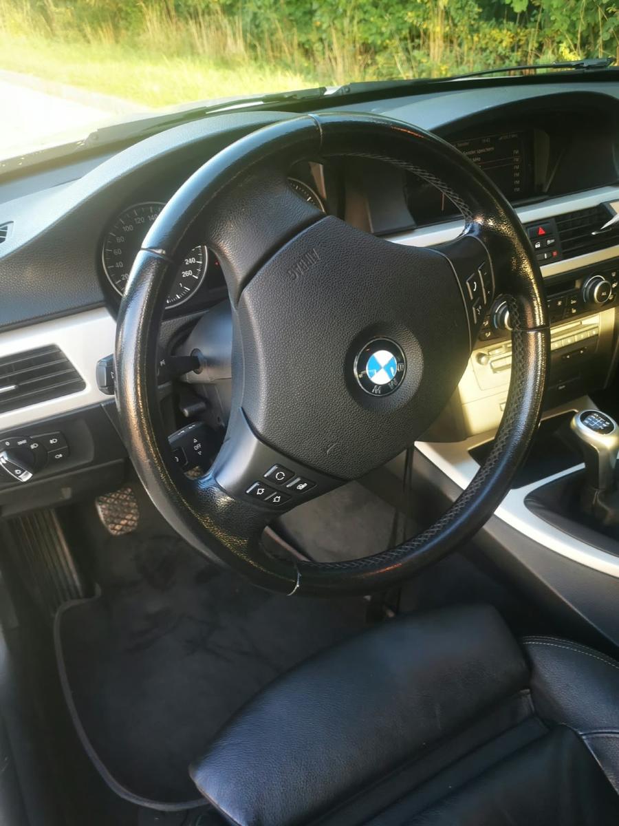 BMW 318 2011 — photo 8