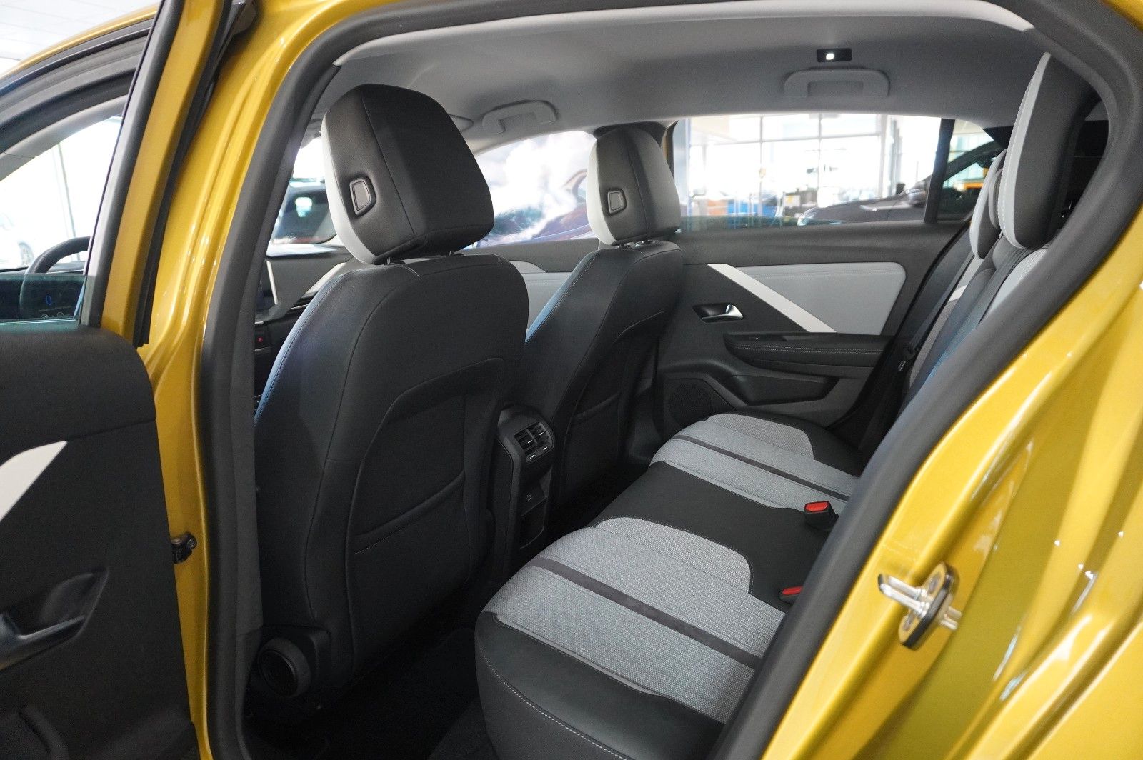 Fahrzeugabbildung Opel Astra L Lim. 1.6 HYBRID ELEGANCE NAVI/LED/SH/AHK