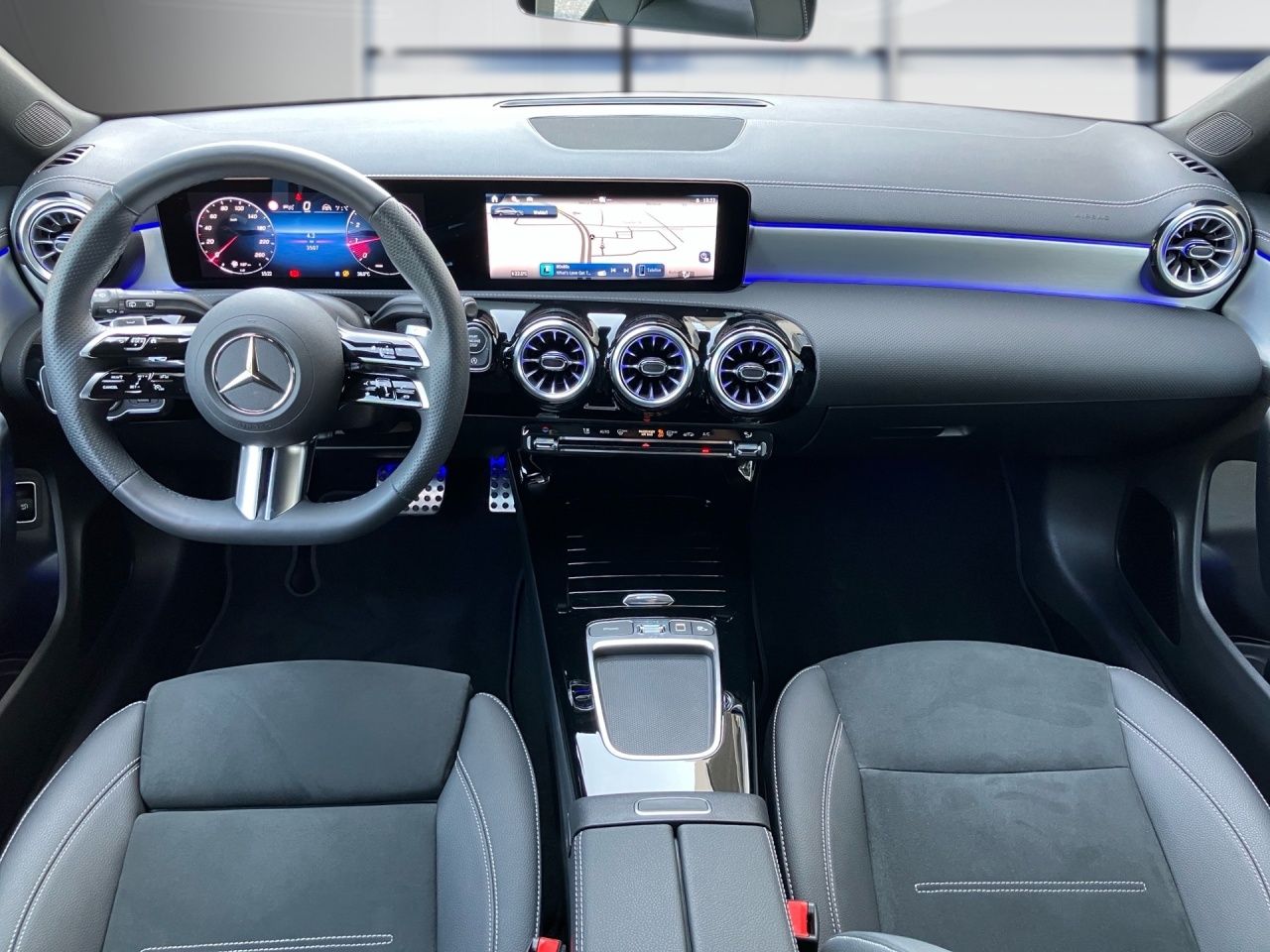 Fahrzeugabbildung Mercedes-Benz CLA 180 SB AMG+AHK+MULTIB+360+DISTR+NIGHT+LHZG++