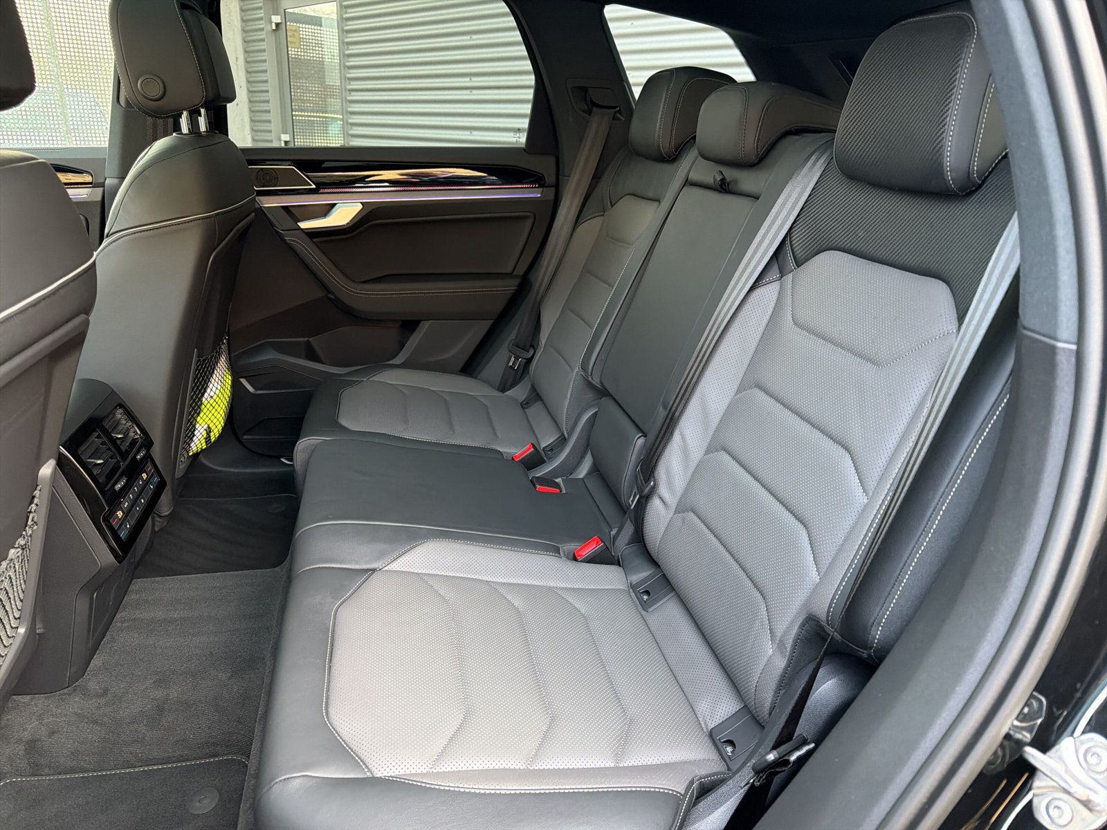 Fahrzeugabbildung Volkswagen Touareg 3.0 TDI 4M R-Line PANO STANDHZG AHK 22"
