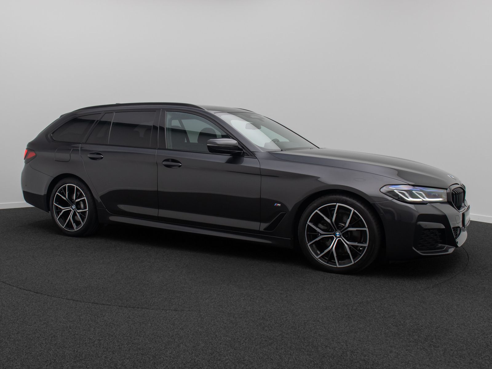 Fahrzeugabbildung BMW 520d xD M Sport Panoram Kamera Laser HUD H/K 19"