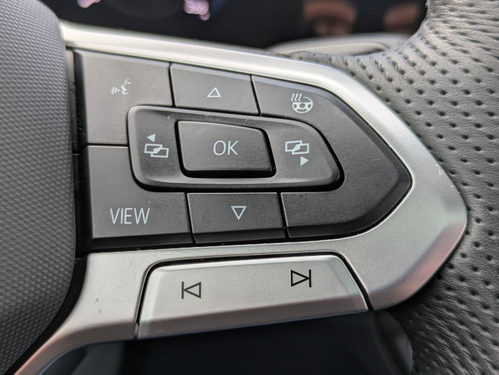 Fahrzeugabbildung Volkswagen Tiguan 2.0 TDI 4M R-Line PANO*H&K*AHK*MATRIX*20"