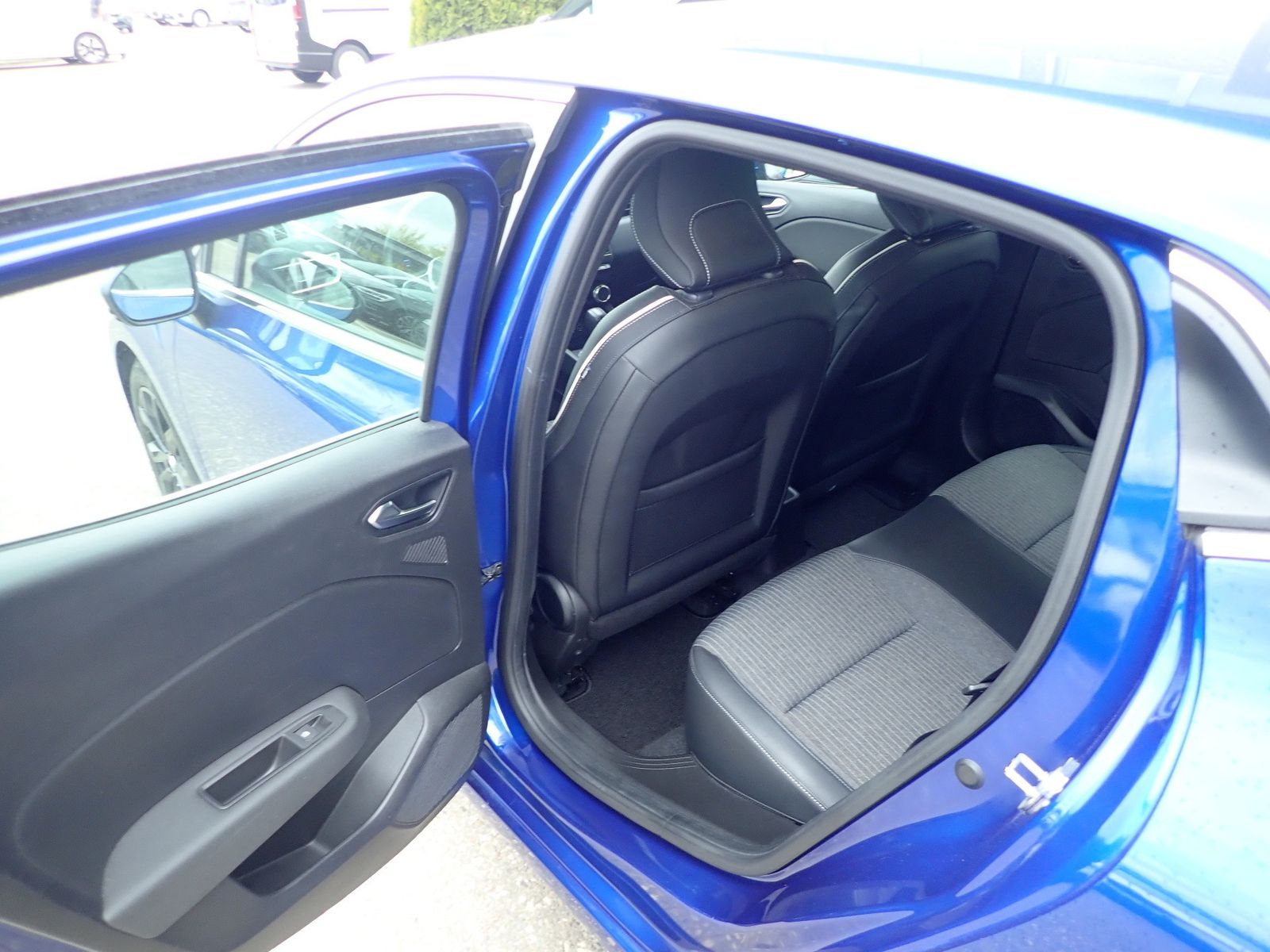 Fahrzeugabbildung Renault Clio Intens E-Tech 140