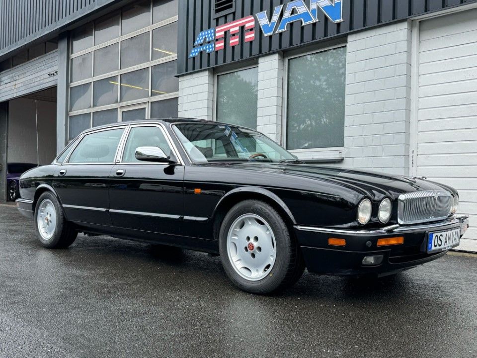 Fahrzeugabbildung Jaguar Daimler X300 Double Six Lang (LWB) fast H Zul.