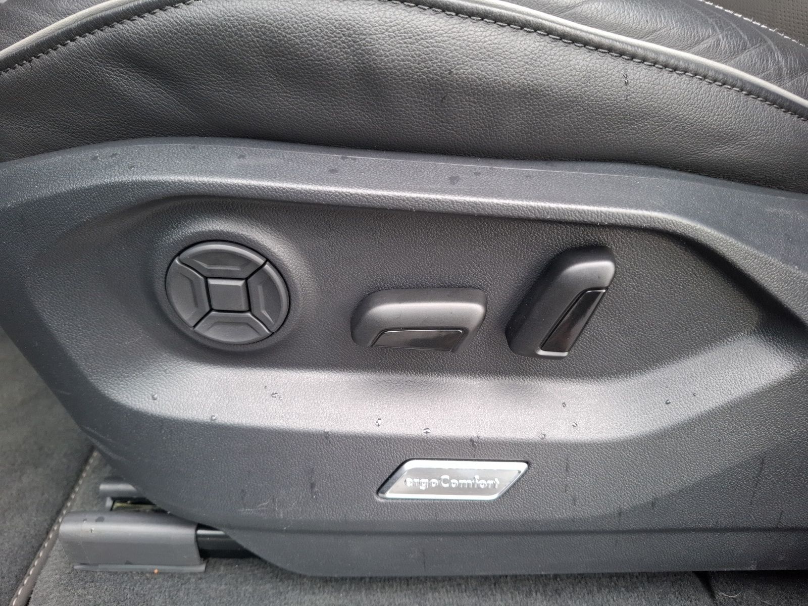 Fahrzeugabbildung Volkswagen Touareg TDI R-Line 4M Standhzg. Matrix AHK Navi