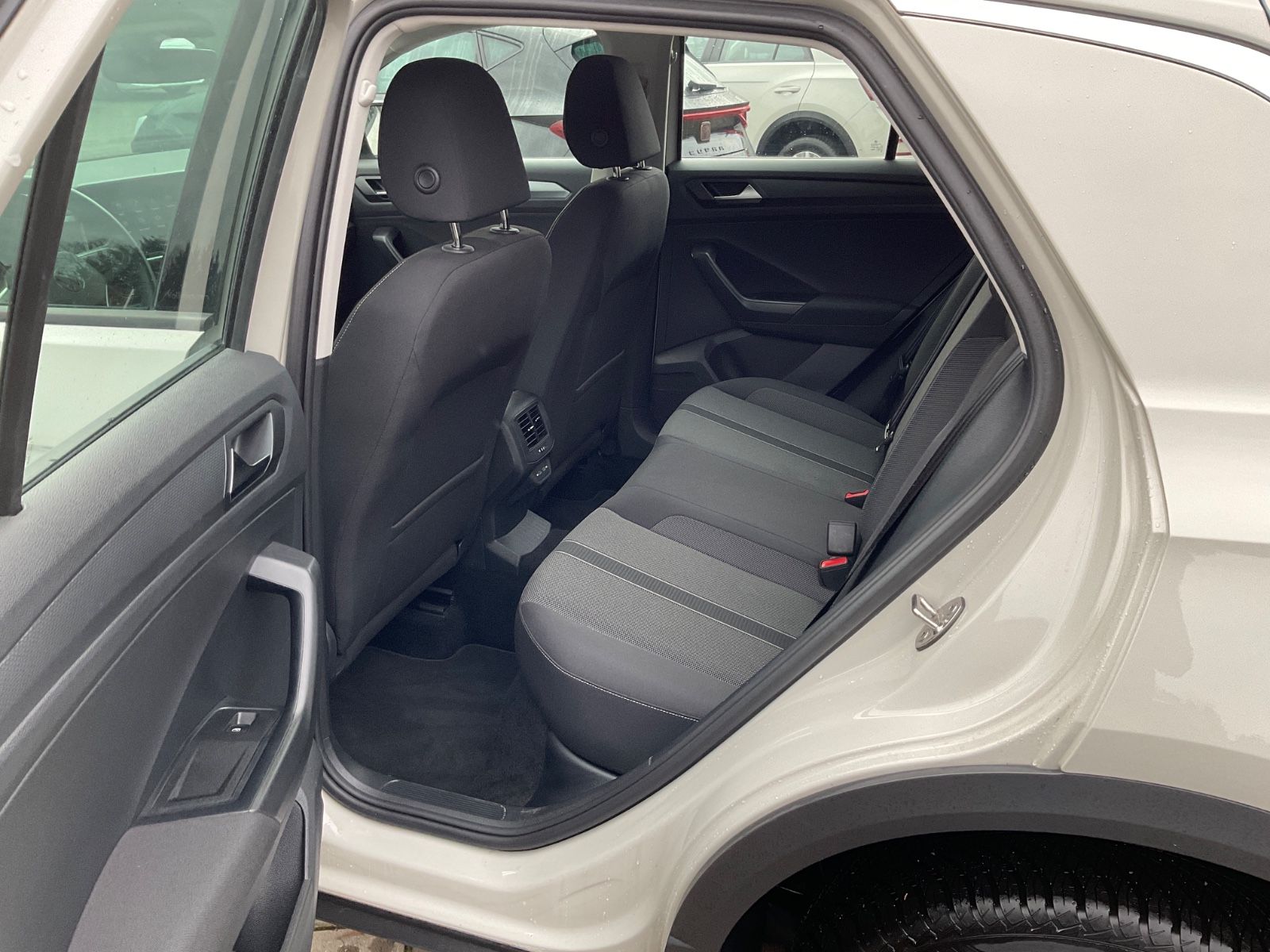 Fahrzeugabbildung Volkswagen T-Roc 1.5 TSI DSG Life,LED,AHK,Navi