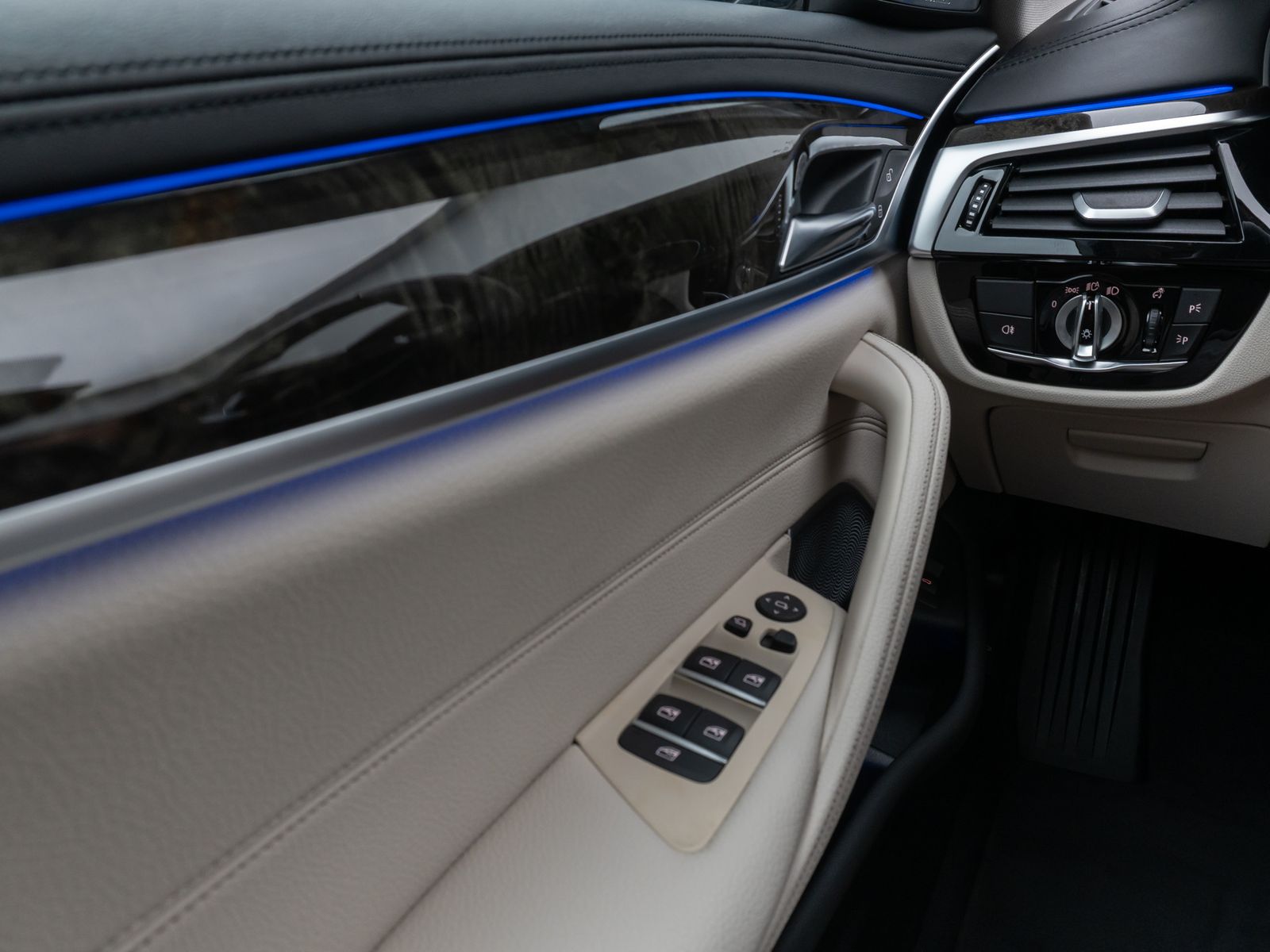 Fahrzeugabbildung BMW 520i Luxury Line Kamera HUD DAB B&W Alarm Sport
