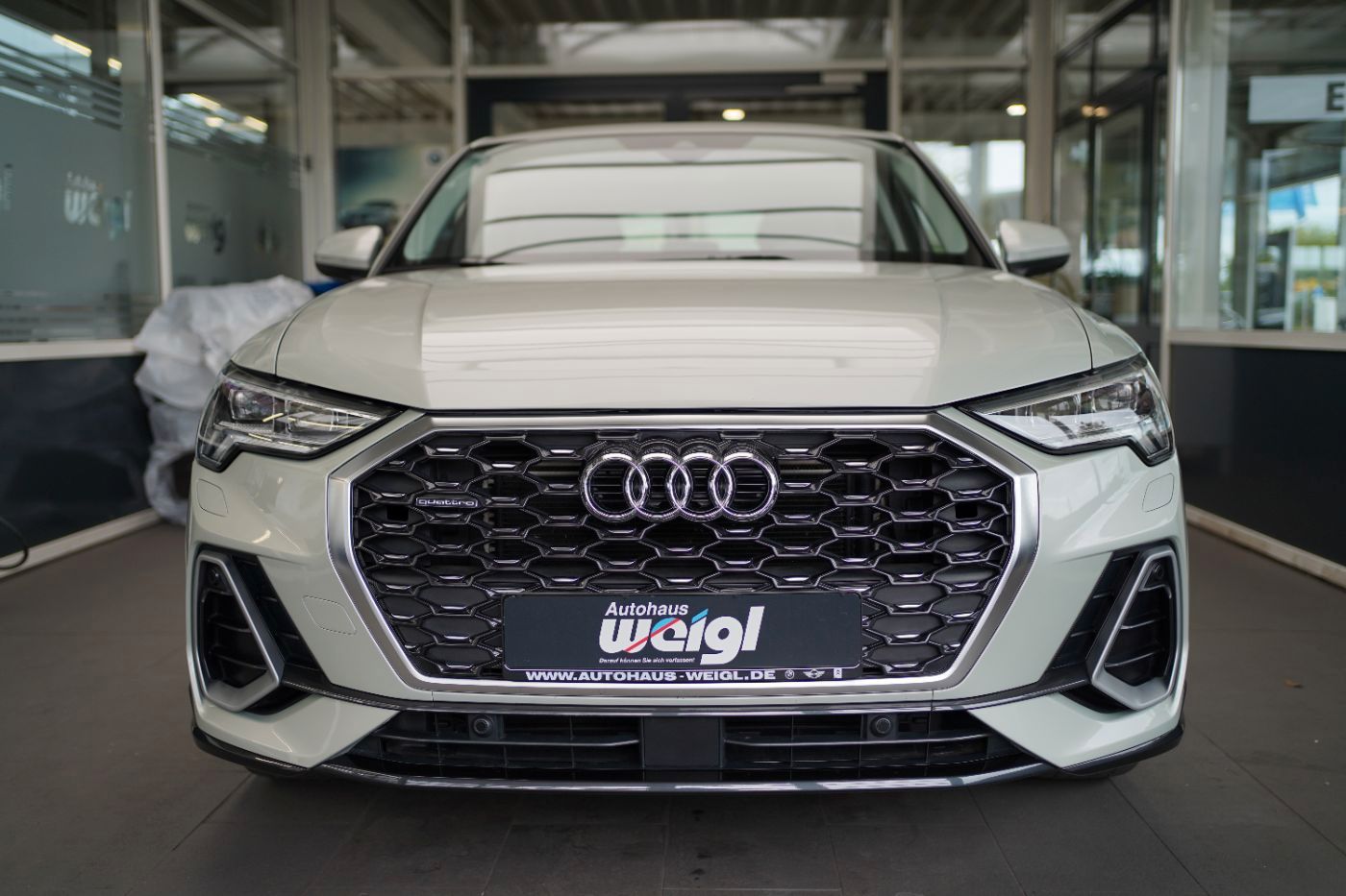 Fahrzeugabbildung Audi Q3 40 TFSI quattro S Line +Komfortzugang+LED+AHK