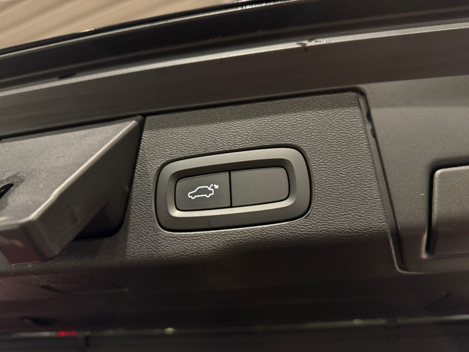 Fahrzeugabbildung Volvo XC60 Momentum Pro 2WD LED NAV DAB RFK SHZ ALU