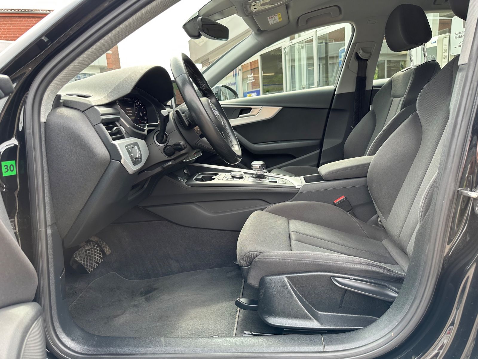 Fahrzeugabbildung Audi A4 35 TFSI sport S Line Navi/LED/GRA/GJR/18"