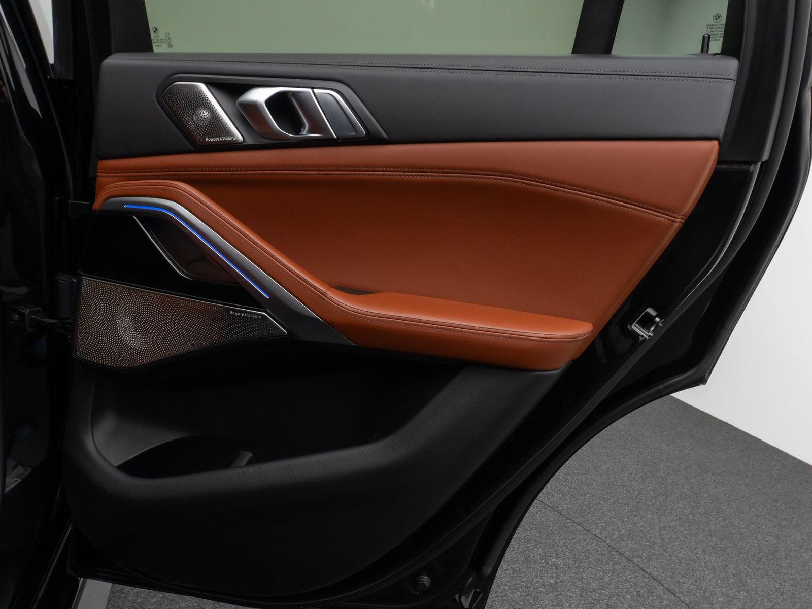 Fahrzeugabbildung BMW X6 M50i Panorama360°Laser Massage HUD B&W 22Zoll