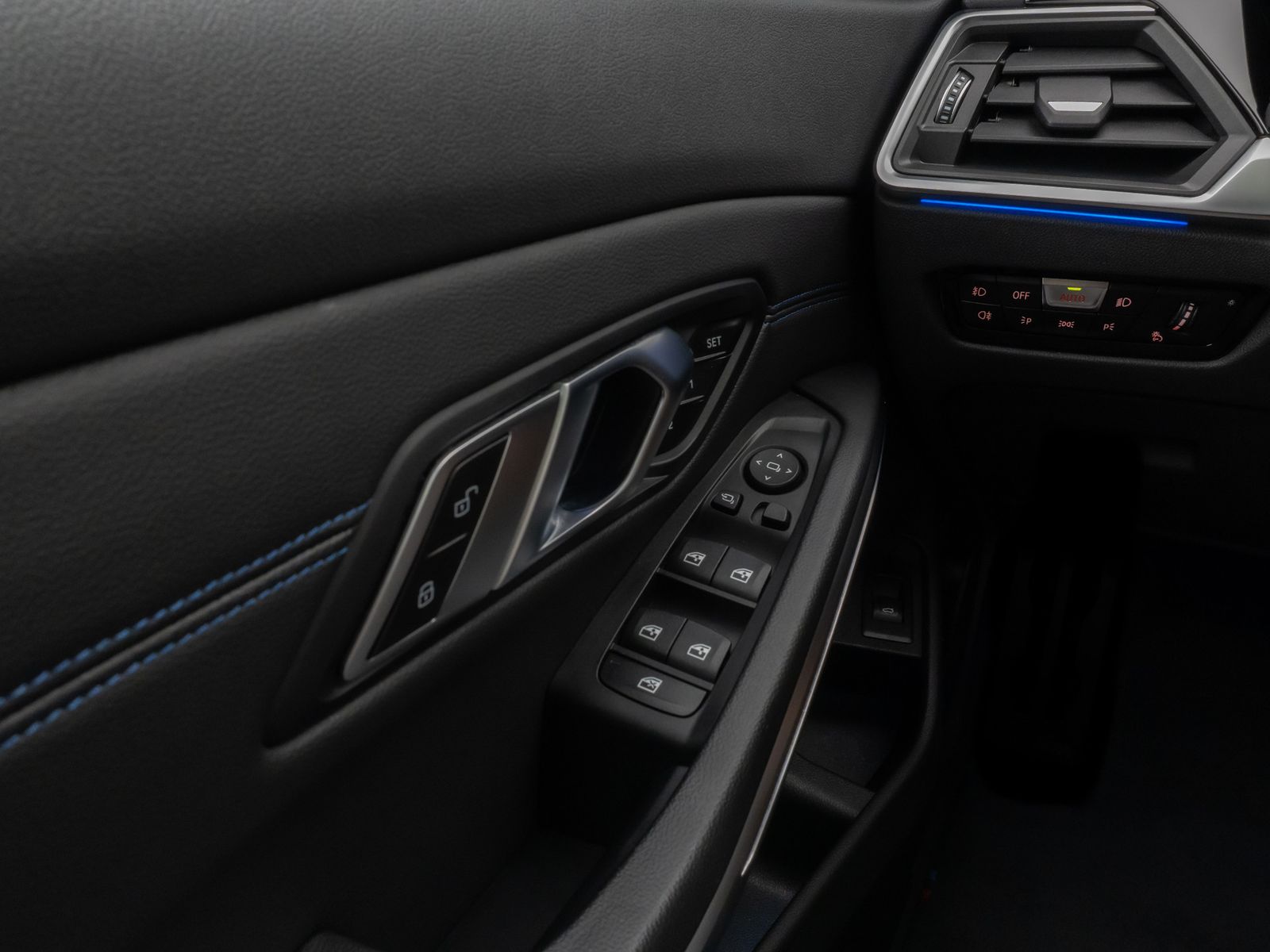 Fahrzeugabbildung BMW 330i M Sport Panorama Kamera Laser HUD DAB HiFi