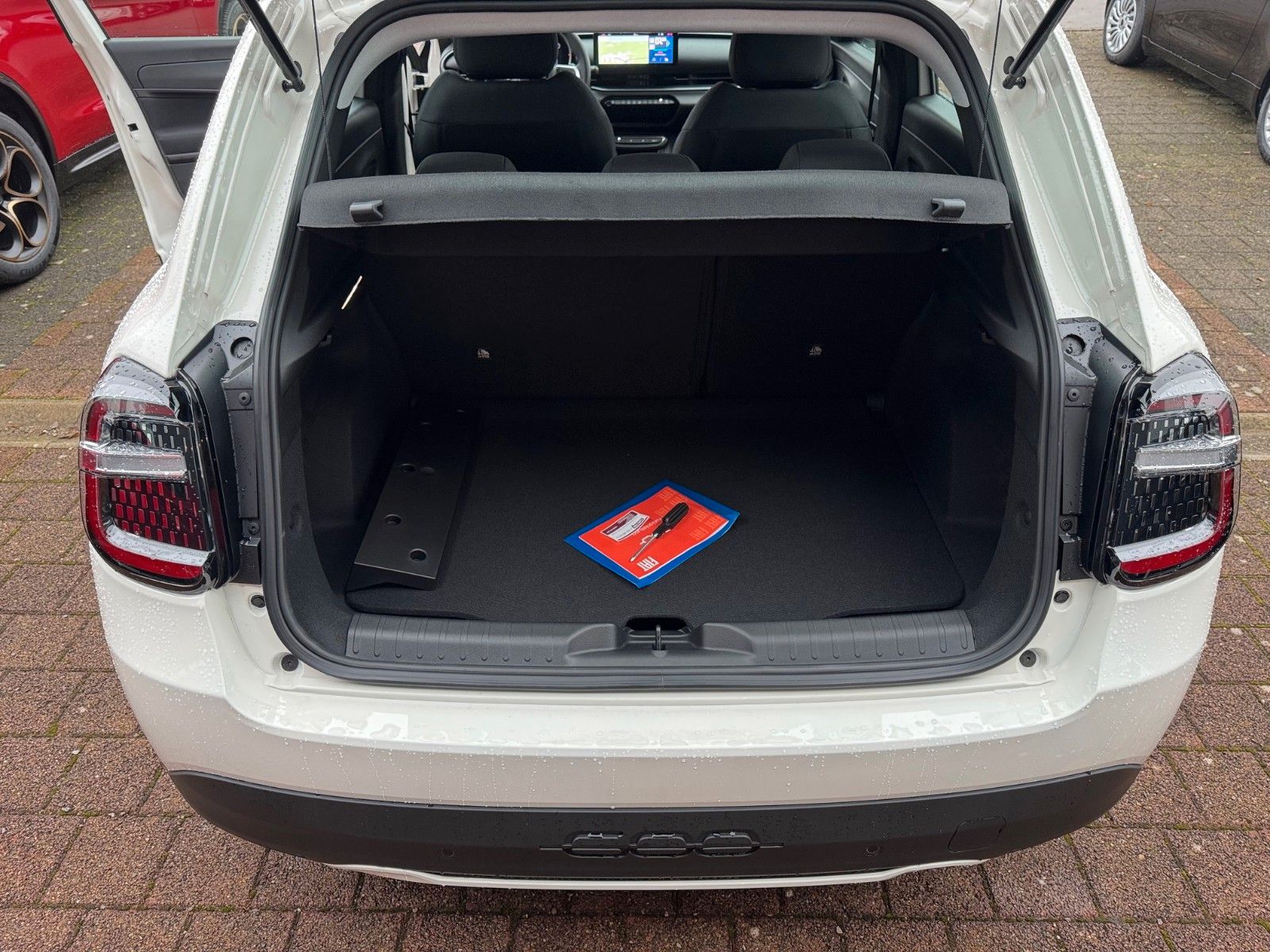 Fahrzeugabbildung Fiat 600 1.2 BUSINESS EDITION NAVI SITZHEIZUNG KLIMA