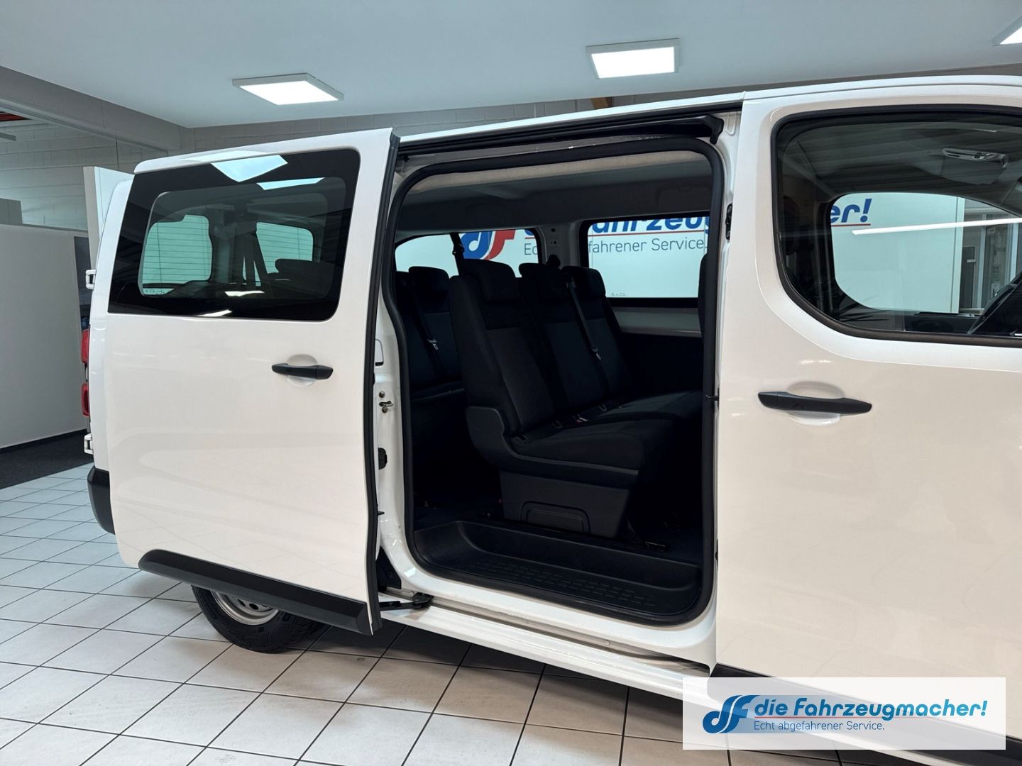 Fahrzeugabbildung Opel Vivaro L Apple CarPlay Android Auto Musikstreami