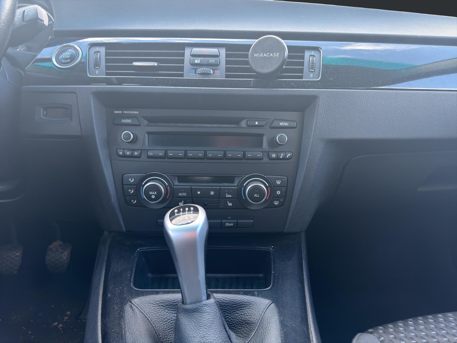 BMW 318 2010 — photo 16
