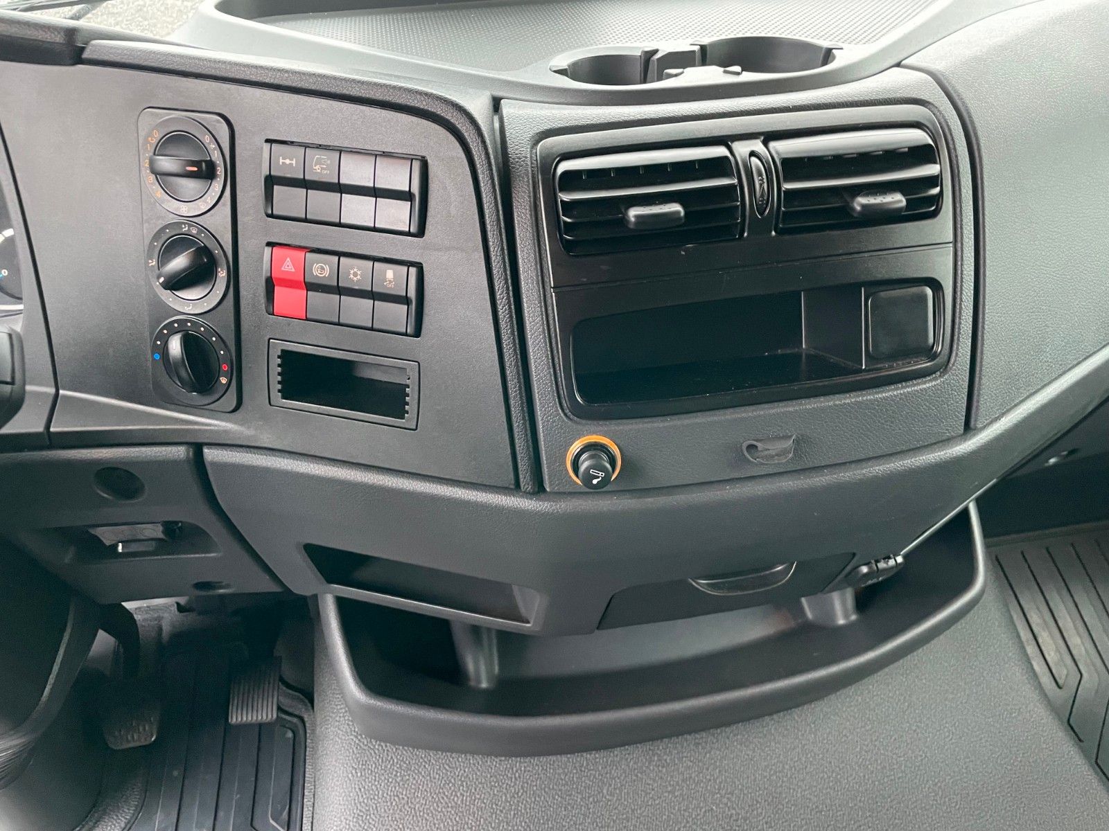 Fahrzeugabbildung Mercedes-Benz Atego 818 L Koffer LBW AHK Klima