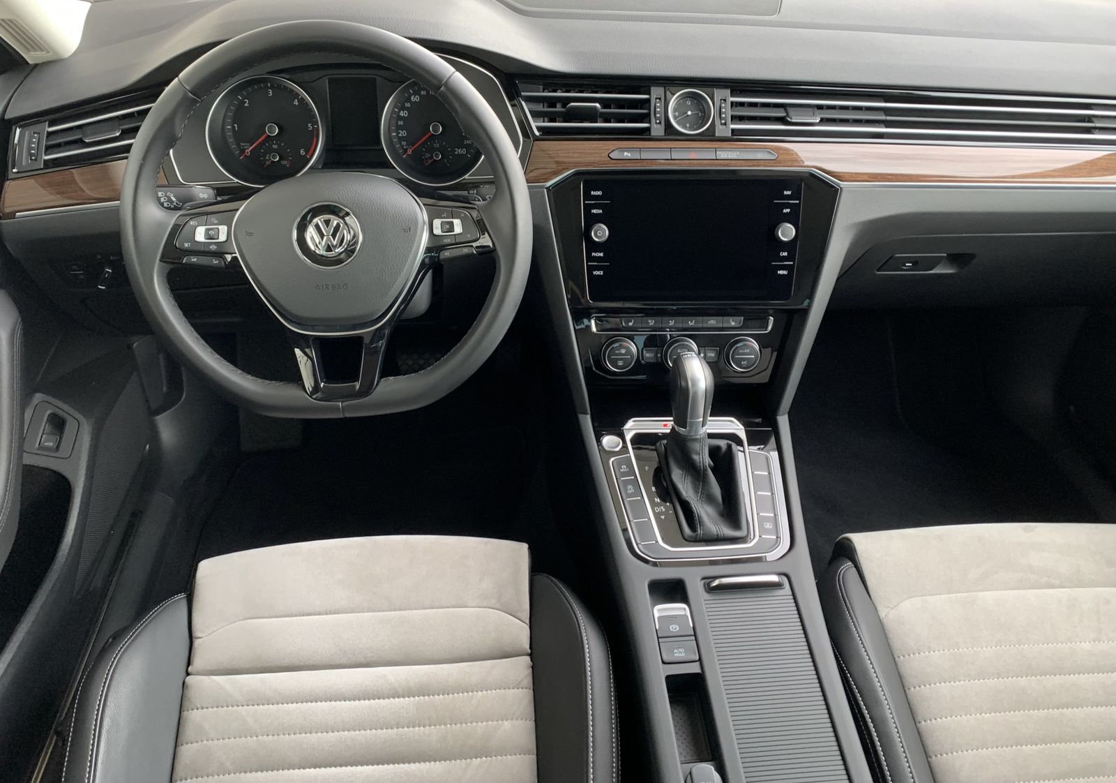 Fahrzeugabbildung Volkswagen Passat 2.0 TDI*Highline*4Motion*LED*Cam*Leder*