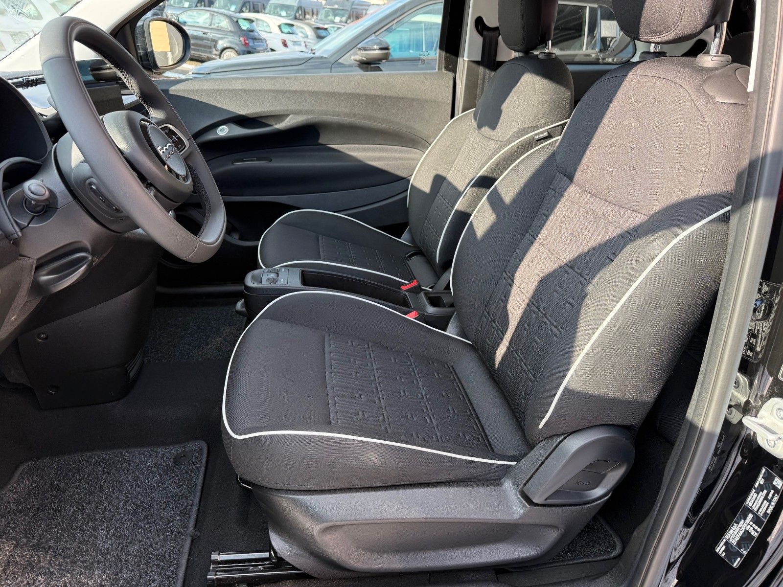 Fahrzeugabbildung Fiat 500e Apple CarPlay /Android Auto Touch Klima USB