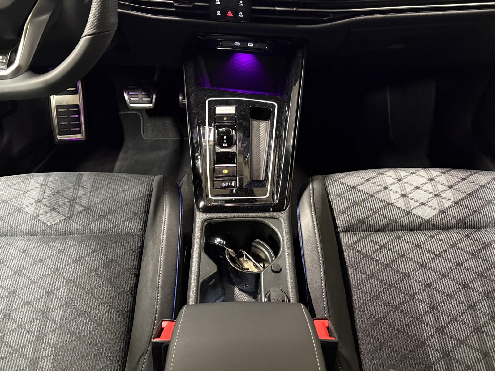 Golf VIII R-Line 2.0 TDI DSG IQ.LIGHT ACC NAVI