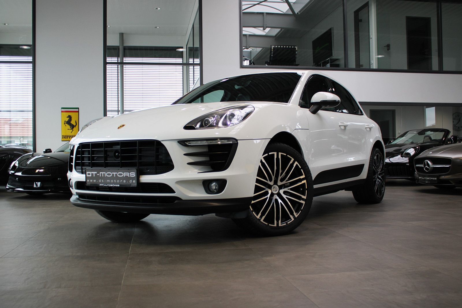 PORSCHE Macan