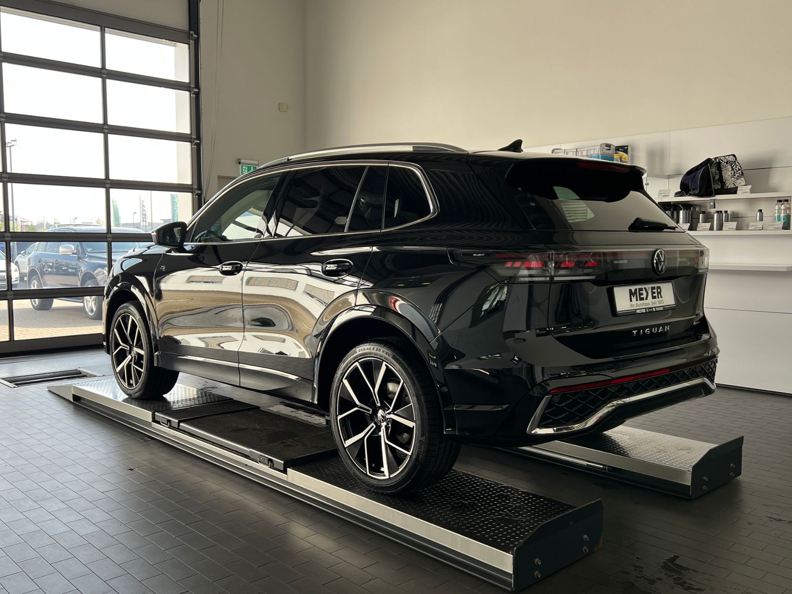 Fahrzeugabbildung Volkswagen Tiguan R-Line 2.0 TDI DSG 4MOTION *AHK, IQ.Light