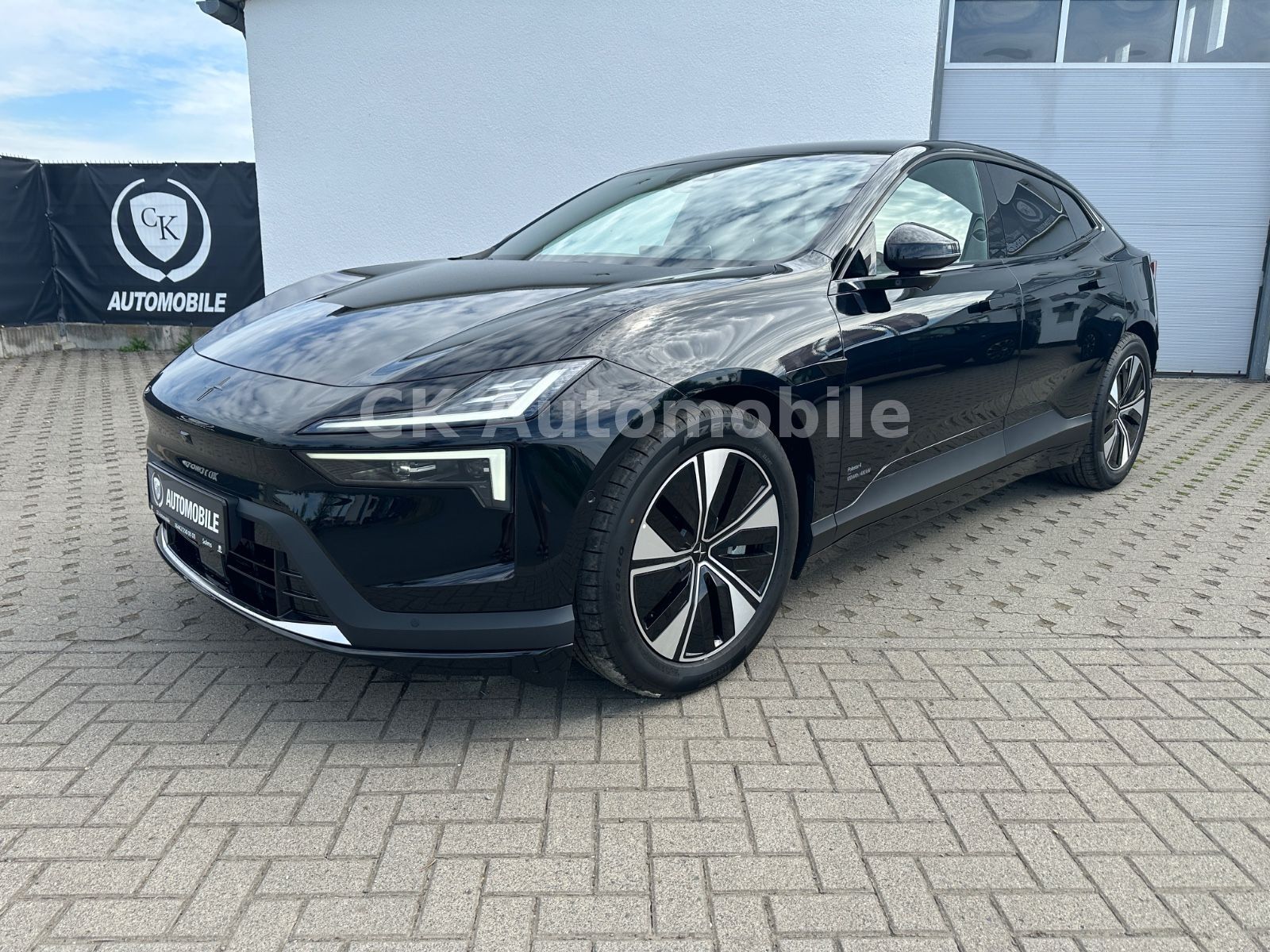 Fahrzeugabbildung Polestar 4 LRDM 400 kW Long Range Dual/Pano/Head-Up
