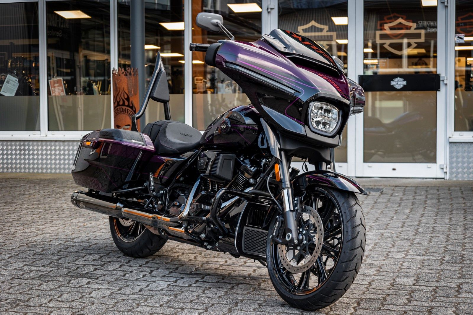 Fahrzeugabbildung Harley-Davidson CVO Street Glide FLHXSE 121 cui - Jekill & Hyde