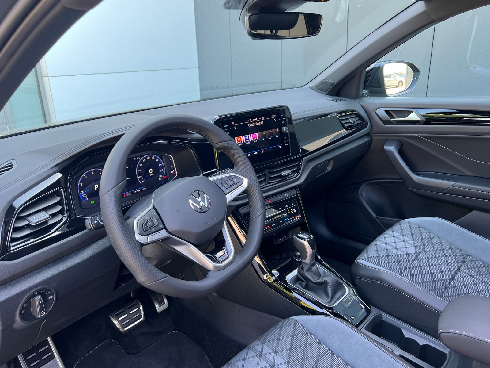 Fahrzeugabbildung Volkswagen T-Roc R-Line 1.5 TSI DSG *AHK, Pano, Black Style