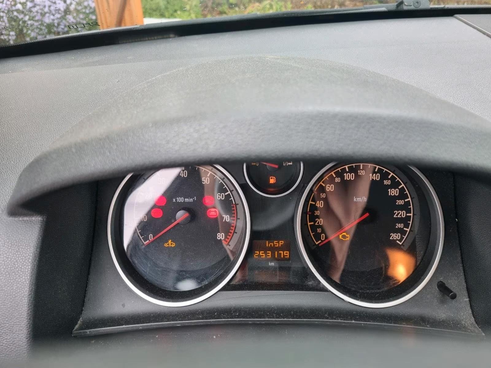Opel Astra 2009 — interior